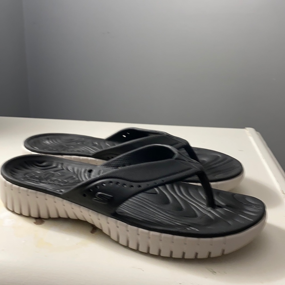 Skechers flip flops